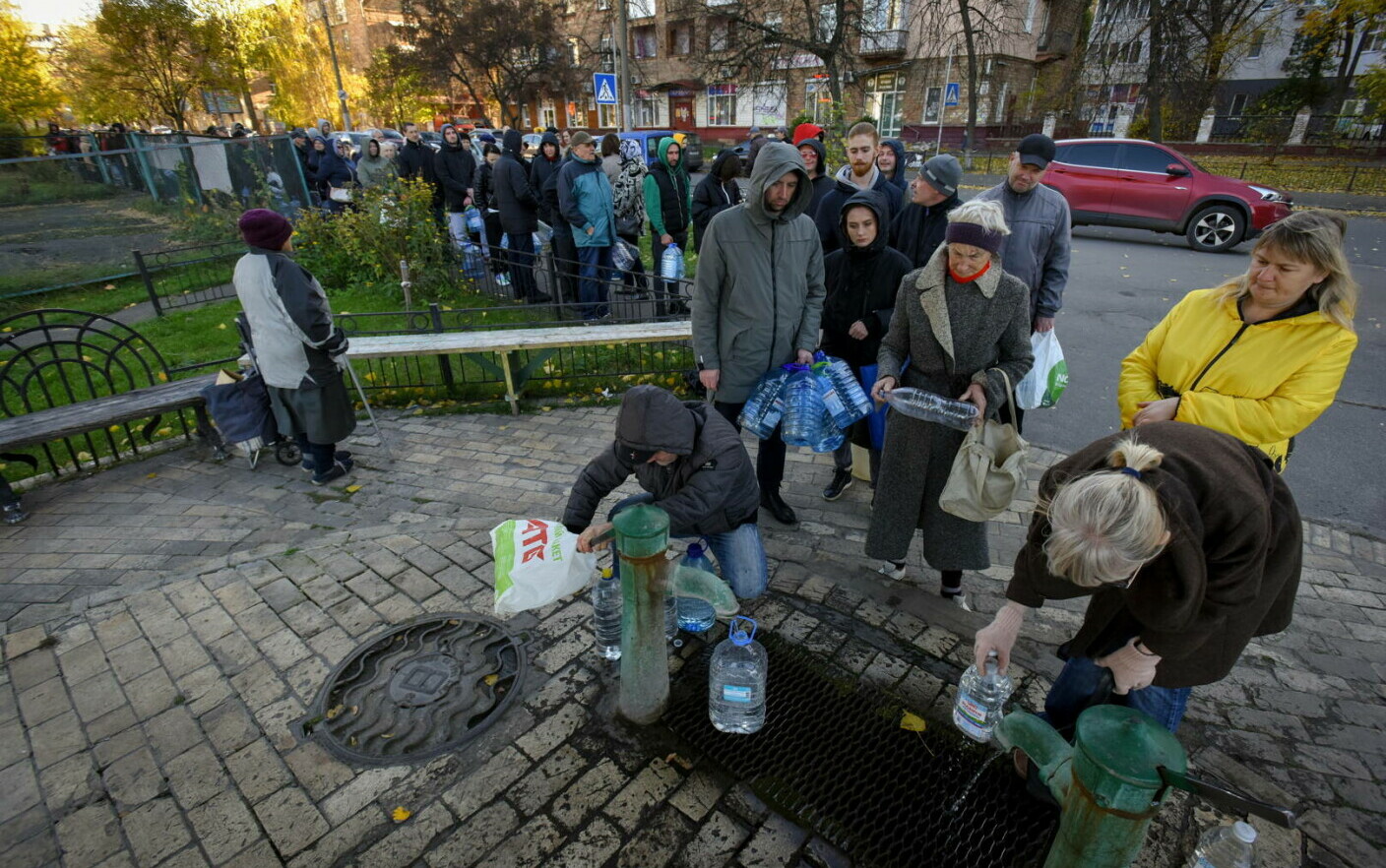 Photo of video | Oamenii din Kiev stau la coadă pentru apă, după ce rușii au lovit instalaţii cheie din toată ţara